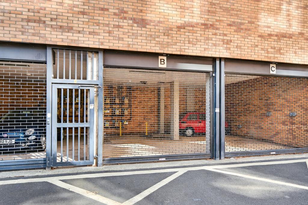 Secure garaging for one car