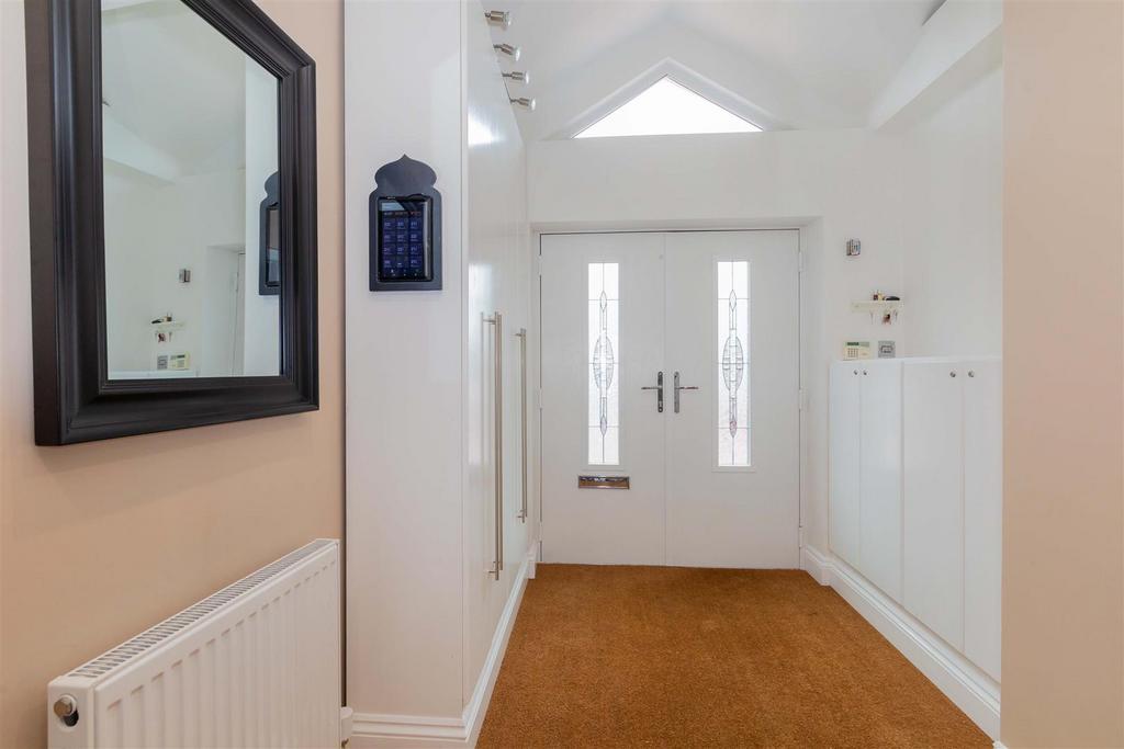 71 Elmshott Lane-12.jpg