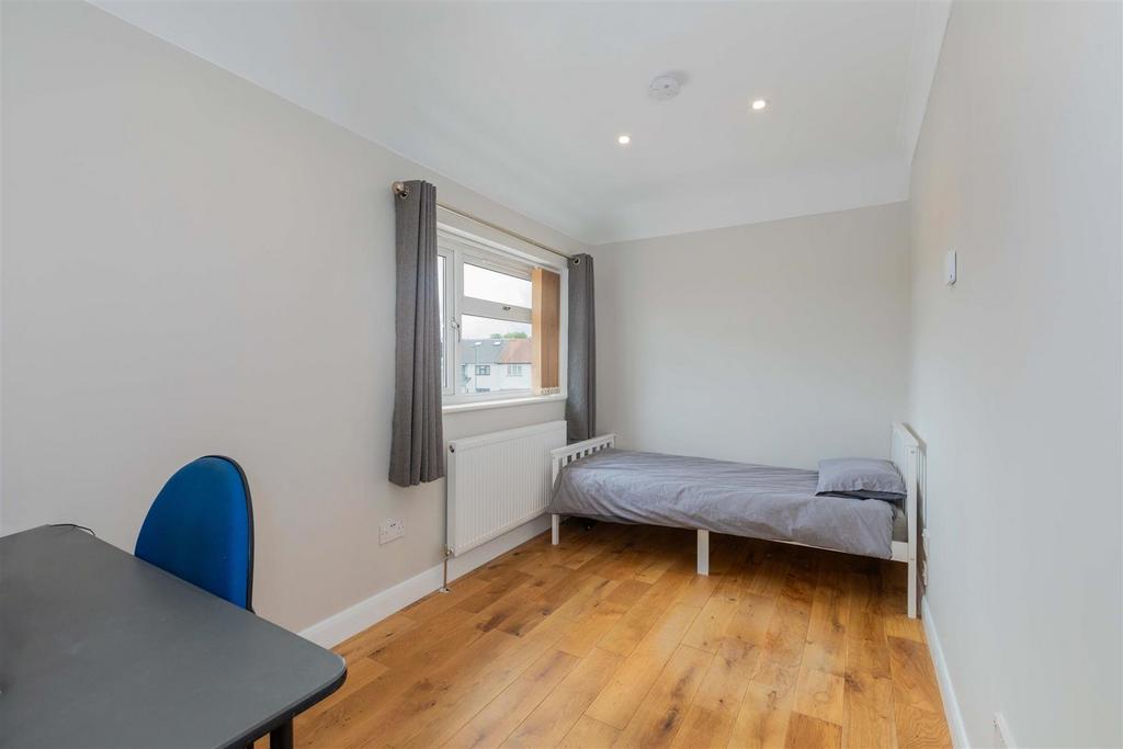71 Elmshott Lane-19.jpg