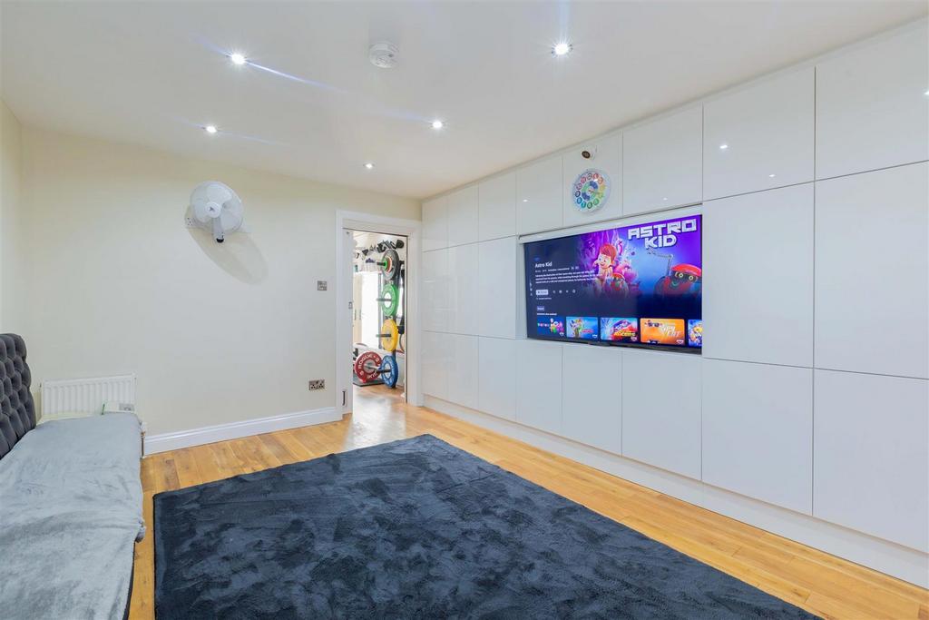 71 Elmshott Lane-14.jpg