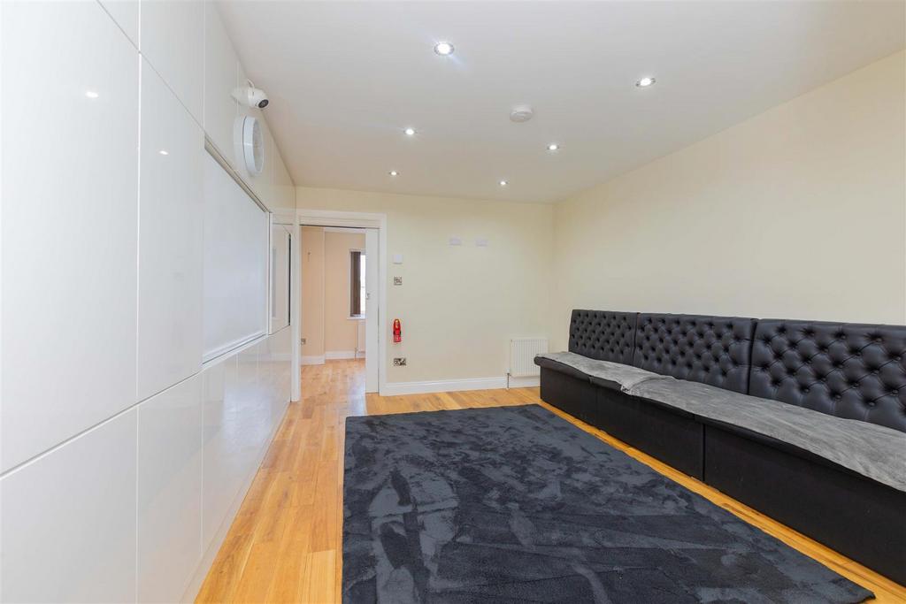 71 Elmshott Lane-16.jpg
