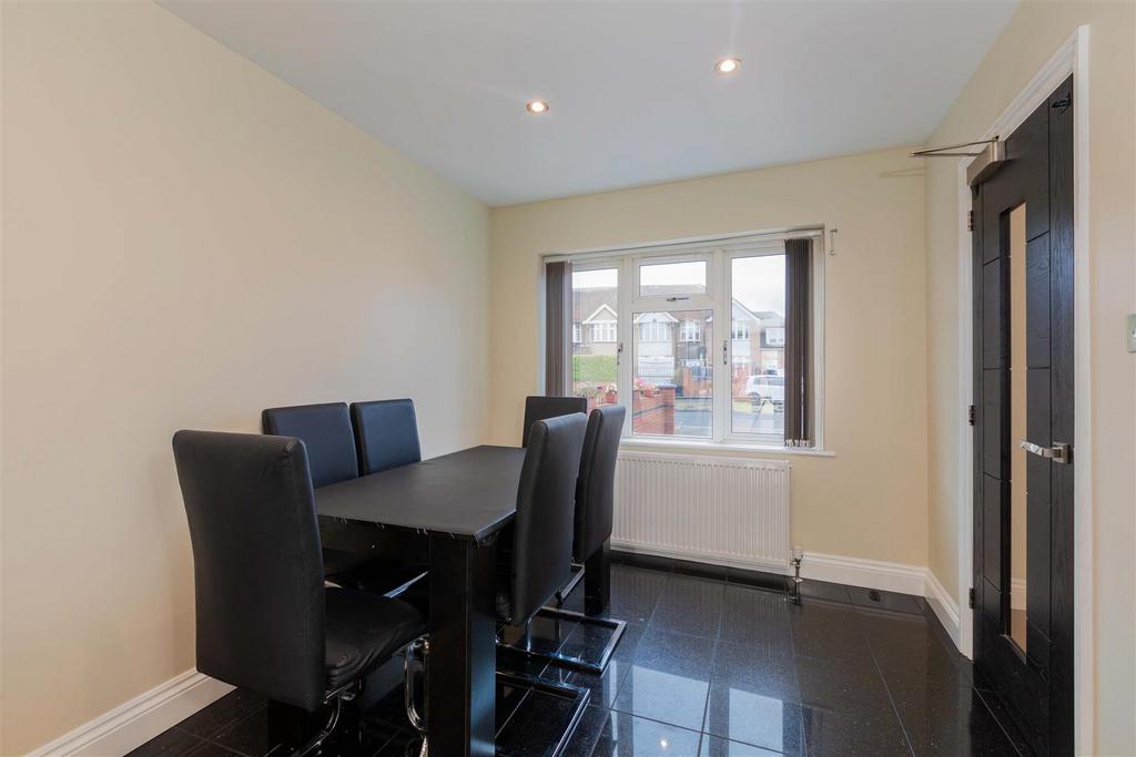 71 Elmshott Lane-7.jpg