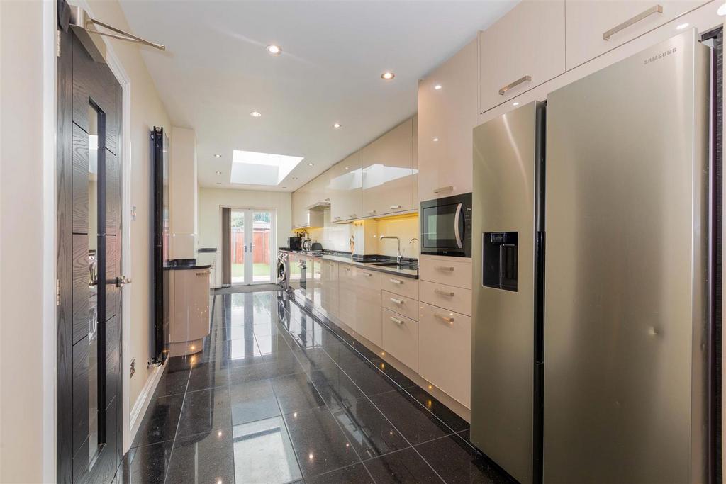 71 Elmshott Lane-8.jpg