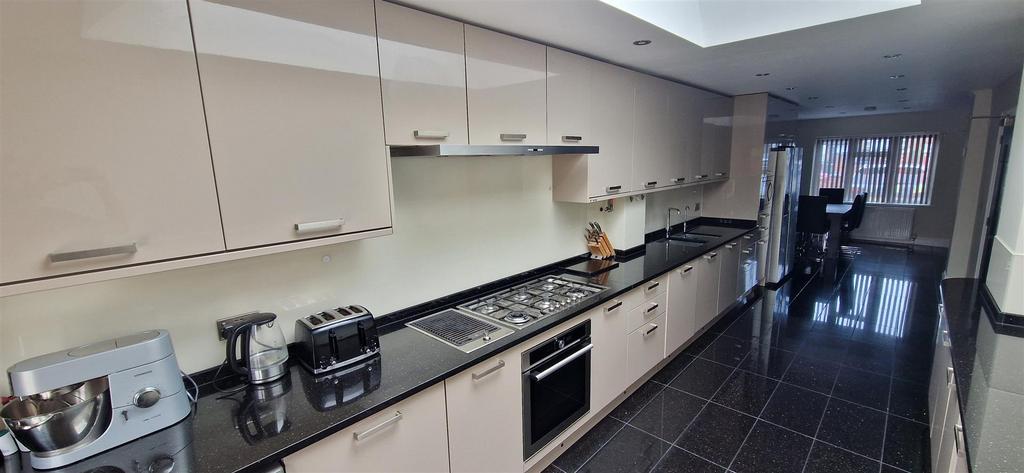 Kitchen 2.jpg