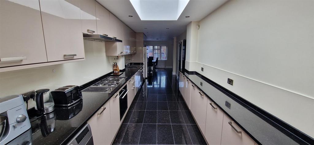 Kitchen 1.jpg