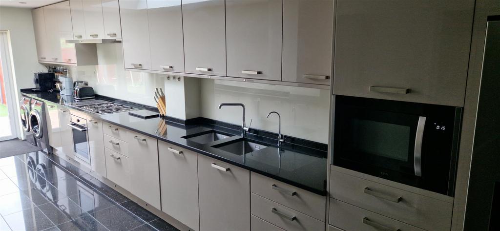 Kitchen 4.jpg