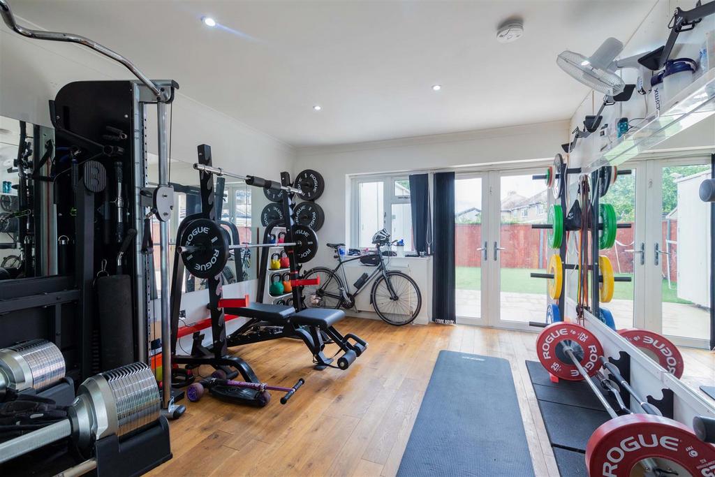 71 Elmshott Lane-13.jpg