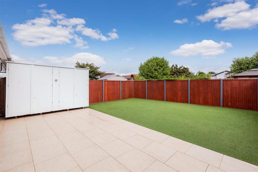 71 Elmshott Lane-1.jpg