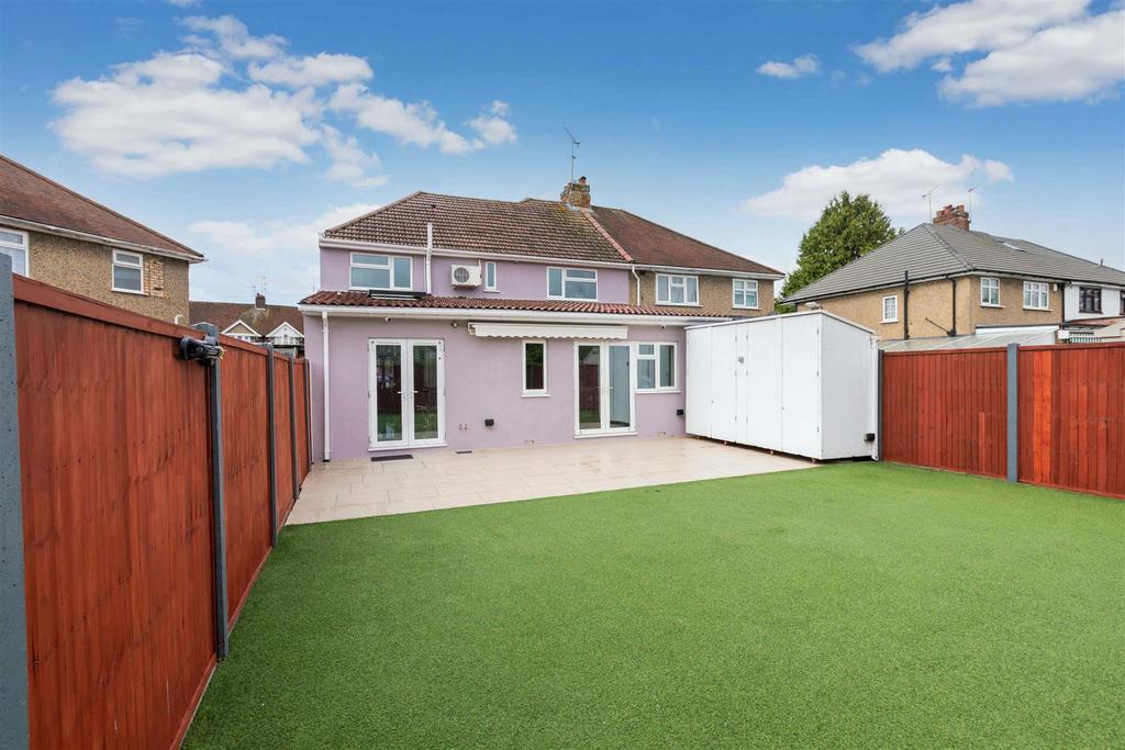 71 Elmshott Lane-3.jpg