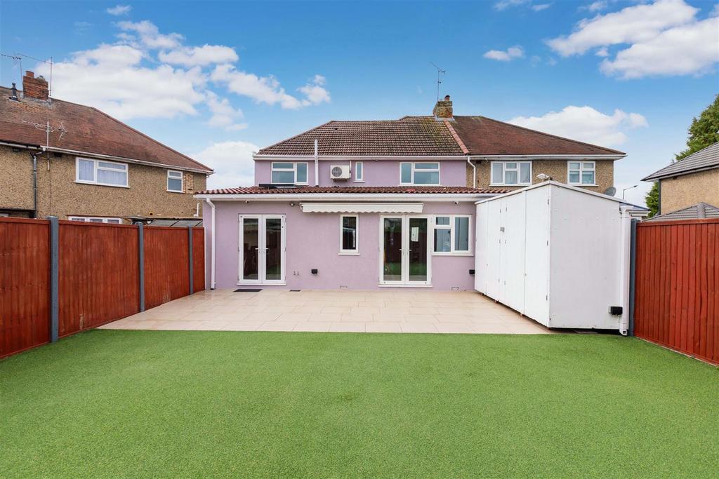 71 Elmshott Lane-4.jpg