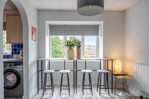 2 bedroom apartment for sale, Dover Gardens, Carshalton