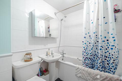 2 bedroom apartment for sale, Dover Gardens, Carshalton