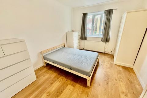 undefined, Chigwell Road, London E18