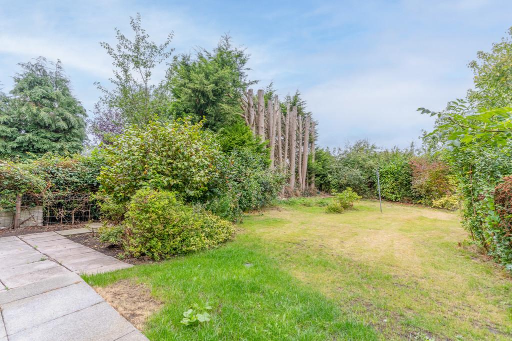 11 Manor Crescent-12
