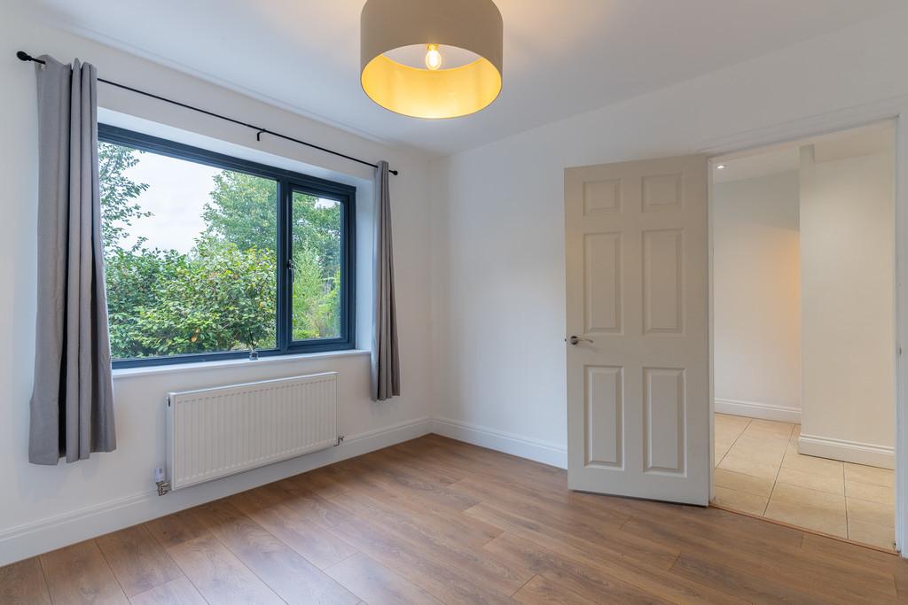 11 Manor Crescent-8