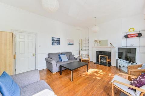4 bedroom flat for sale, St Johns Hill, London, SW11