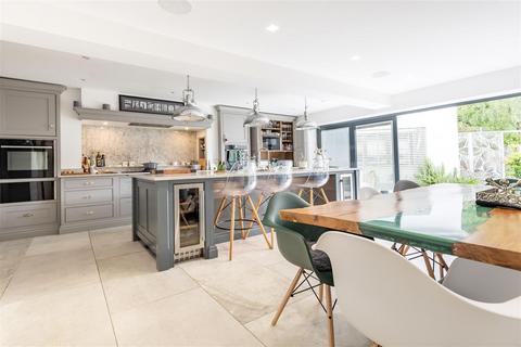 4 bedroom detached house for sale, Kendal Avenue, Epping