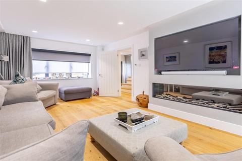 4 bedroom detached house for sale, Kendal Avenue, Epping