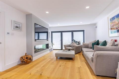 4 bedroom detached house for sale, Kendal Avenue, Epping