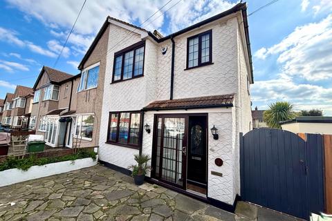 3 bedroom end of terrace house to rent, Beamway, Dagenham, RM10