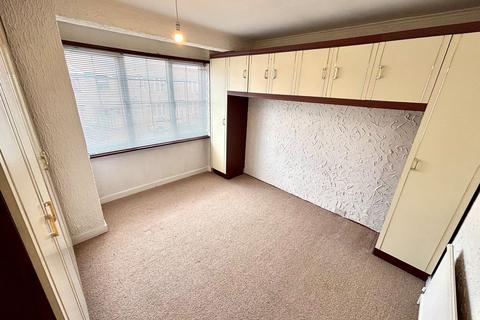 3 bedroom end of terrace house to rent, Beamway, Dagenham, RM10