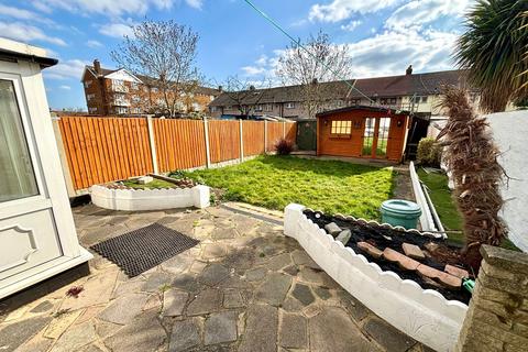 3 bedroom end of terrace house to rent, Beamway, Dagenham, RM10