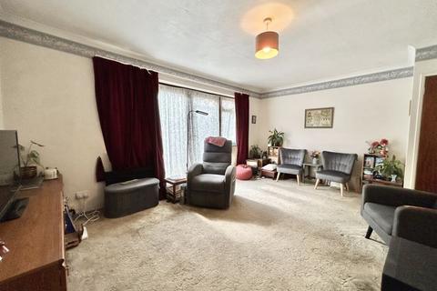 3 bedroom semi-detached house for sale, Derwent Drive, Dunstable