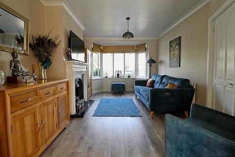 3 bedroom semi-detached house for sale, 21 Homestead Gardens, Hadleigh
