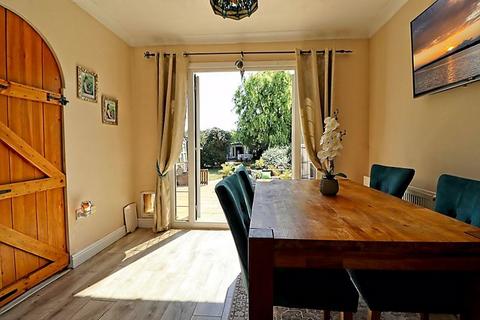 3 bedroom semi-detached house for sale, 21 Homestead Gardens, Hadleigh