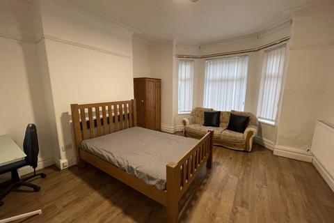 4 bedroom house to rent, Harley Avenue, M14