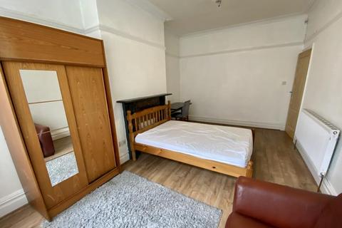 4 bedroom house to rent, Harley Avenue, M14