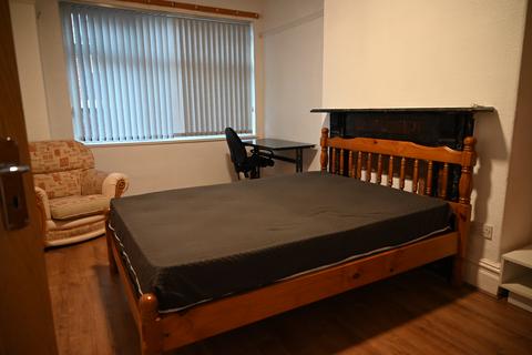 4 bedroom house to rent, Harley Avenue, M14