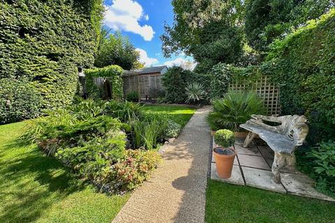 13 Dawnay Road, Bookham, Leatherhead, KT23 4PE