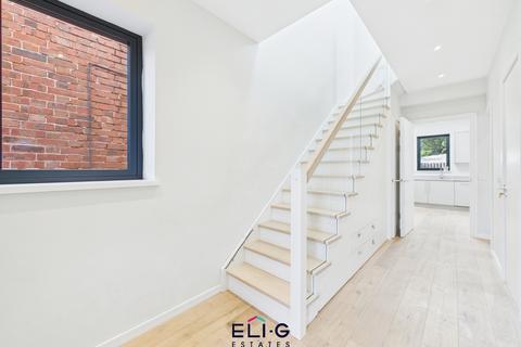 2 Albert Road, London, NW7 4RX