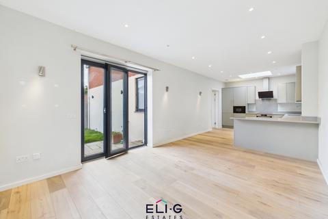 2 Albert Road, London, NW7 4RX