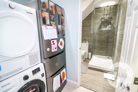 3 bedroom semi-detached house for sale, Appledore Avenue, Bexleyheath, DA7