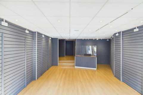 Retail property (high street) to rent, 8 Buttermarket Thame OX9 3EW