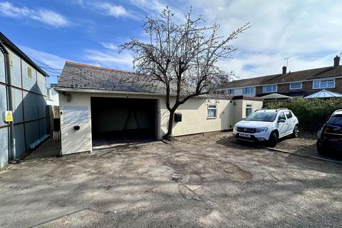 Retail property (high street) to rent, 31 Stoke Rd Aylesbury HP21 7TE
