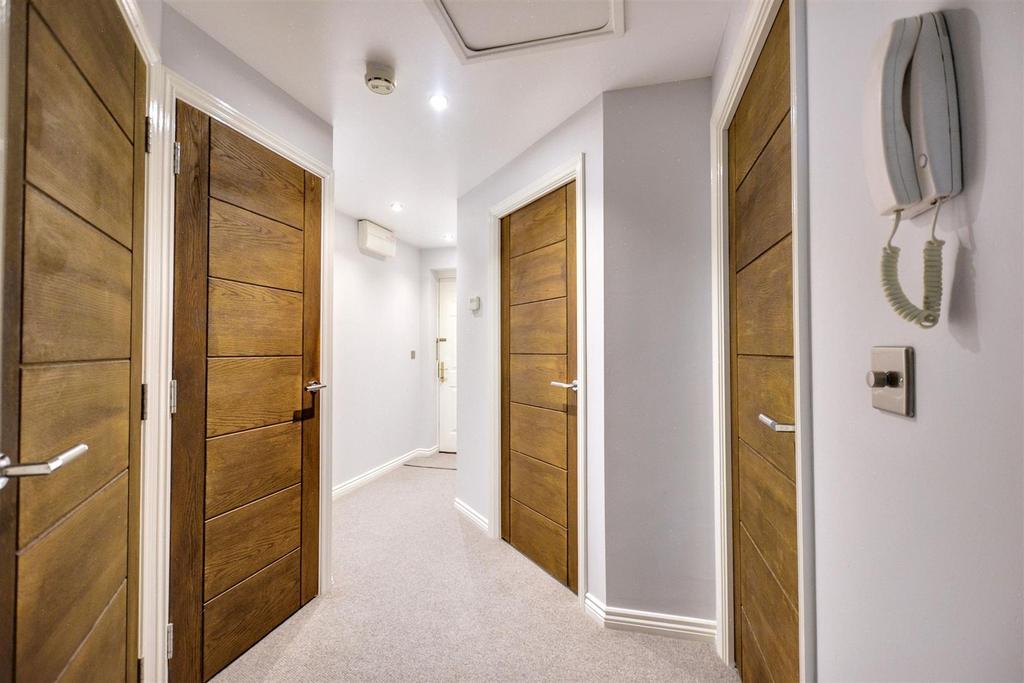 Hallway 2.jpeg