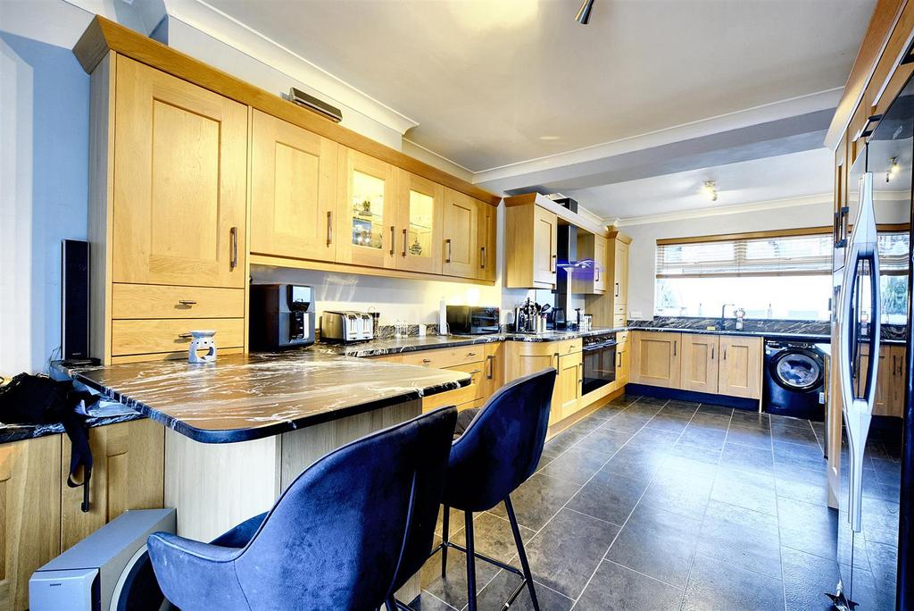 "l" shaped family dining breakfast kitchen