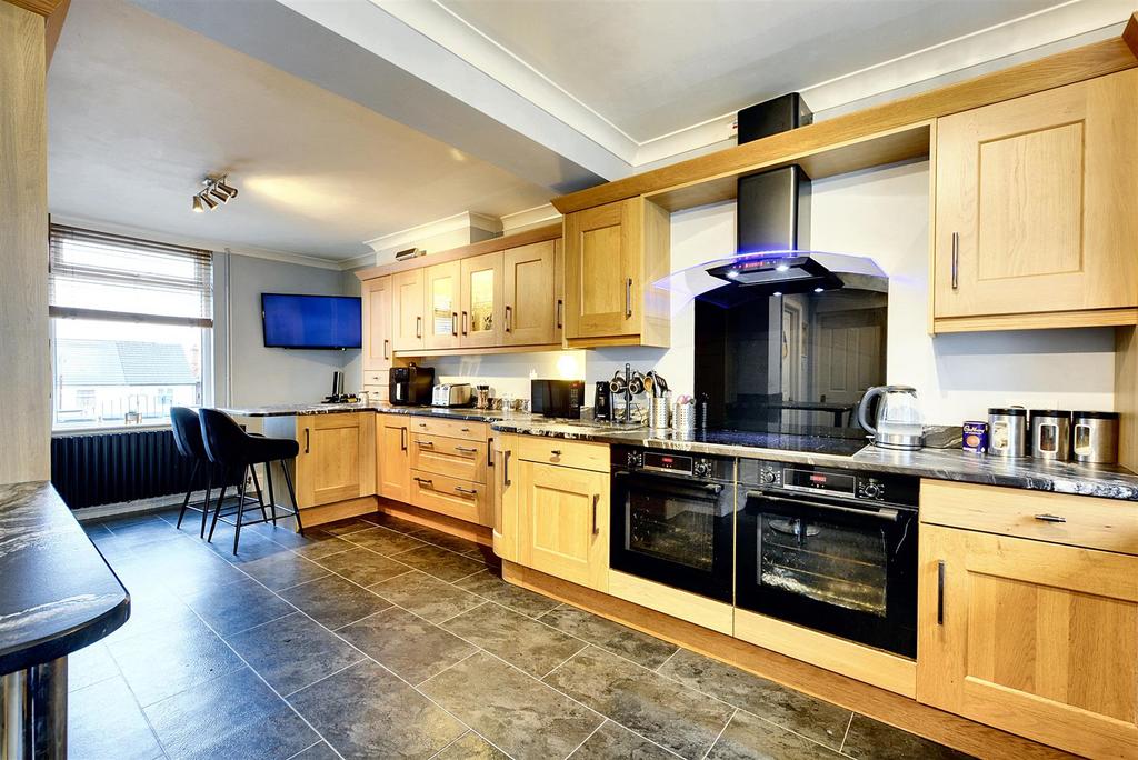"l" shaped family dining breakfast kitchen