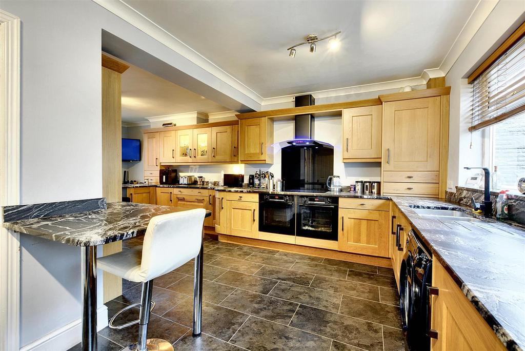 "l" shaped family dining breakfast kitchen