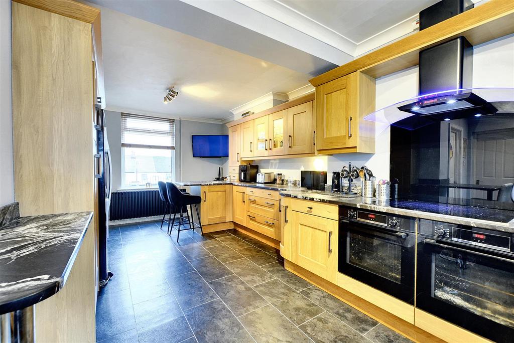 "l" shaped family dining breakfast kitchen