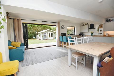 4 bedroom detached house for sale, Shaftesbury Road, Gillingham