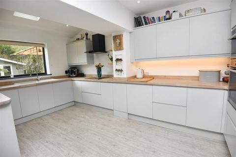 4 bedroom detached house for sale, Shaftesbury Road, Gillingham