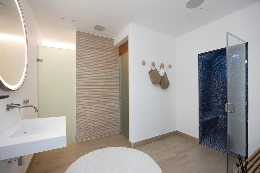 Steam/Shower Room
