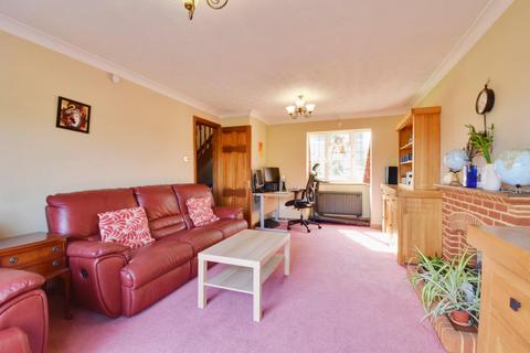 4 bedroom detached house to rent, Avalon Close, Hertfordshire WD25