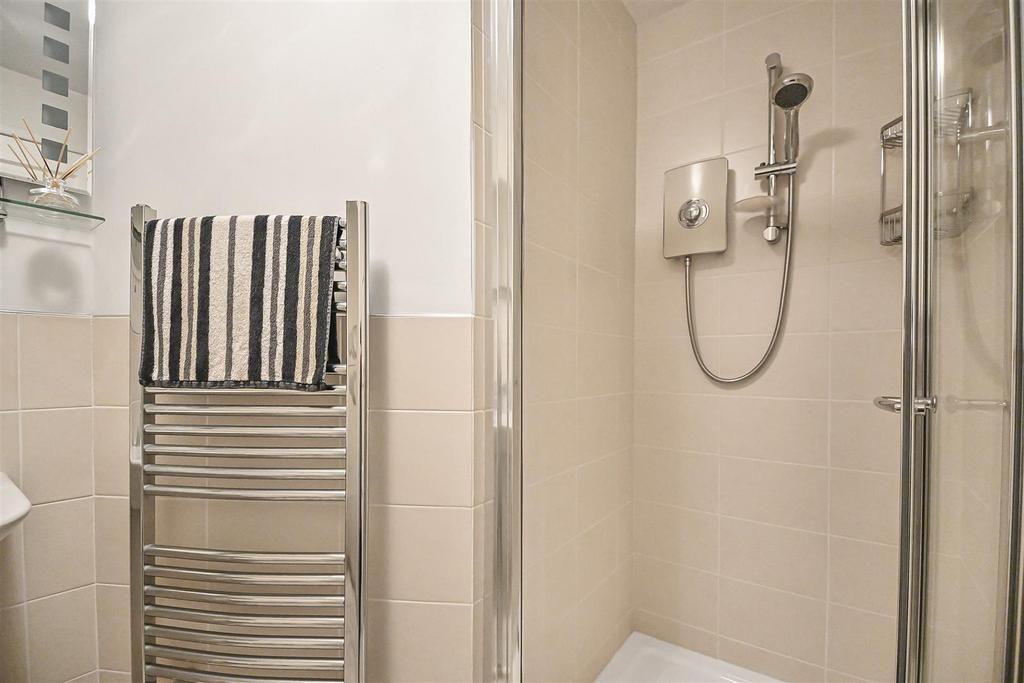 220 The Avenue En-Suite (1).jpg