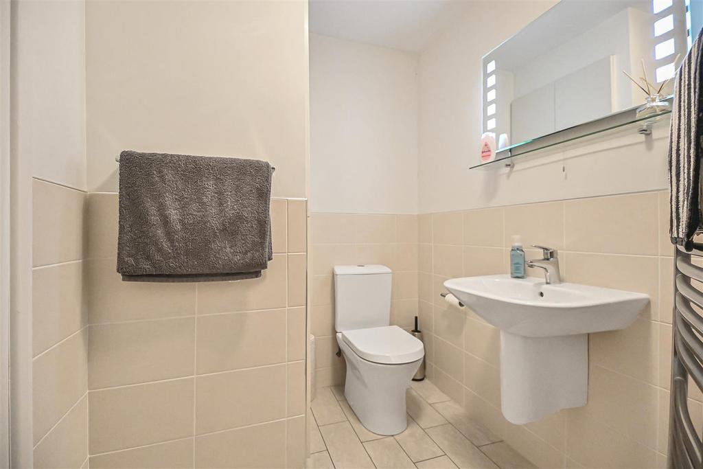220 The Avenue En-Suite (2).jpg