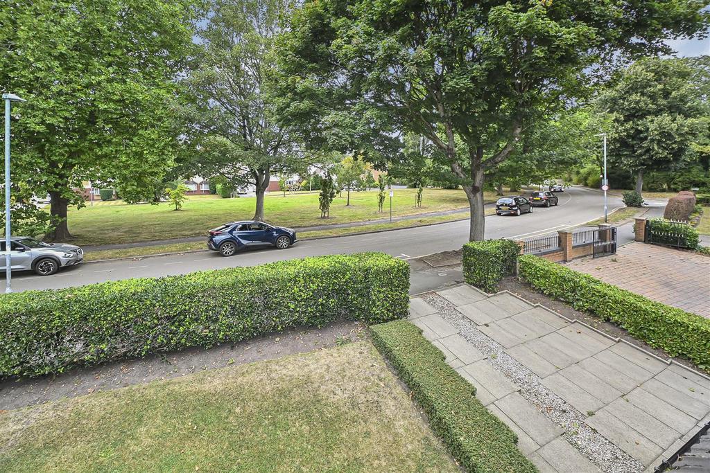 220 The Avenue View to Front (1).jpg